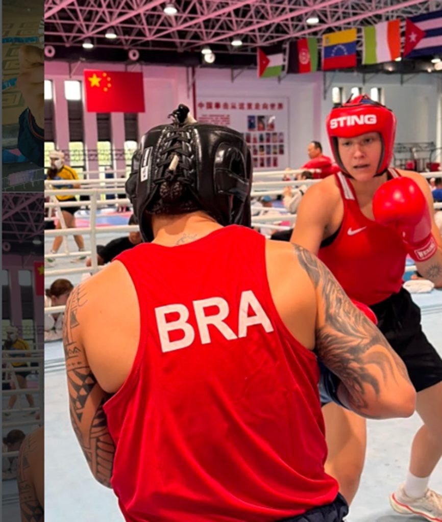Bia Ferreira faz o que o boxe proibia: ser amadora e profissional ao mesmo tempo 1 Bia Ferreira em ação no ringue com as luvas nas cores do Brasil