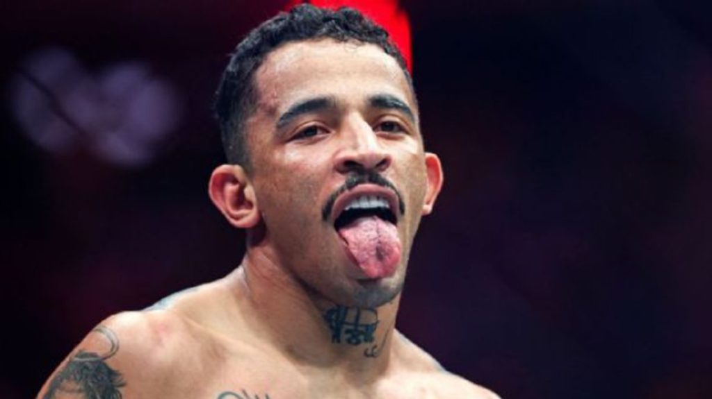 Carlos Prates: como o brasileiro mais perto do cinturão do UFC construiu sua base técnica 1 Carlos Prates UFC — brasileiro celebra nocaute no octógono com joelhada característica
